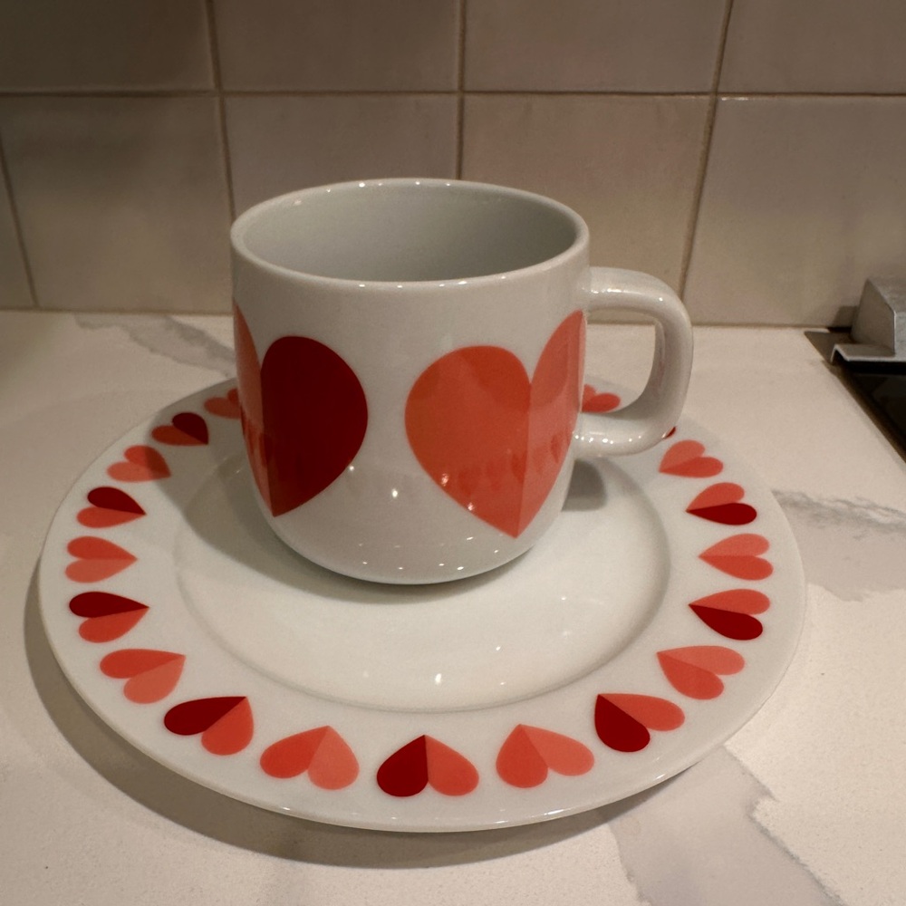 RARE!! Set/8 Crate & Barrel Heart Plates & Mugs Valentine Heart Design
